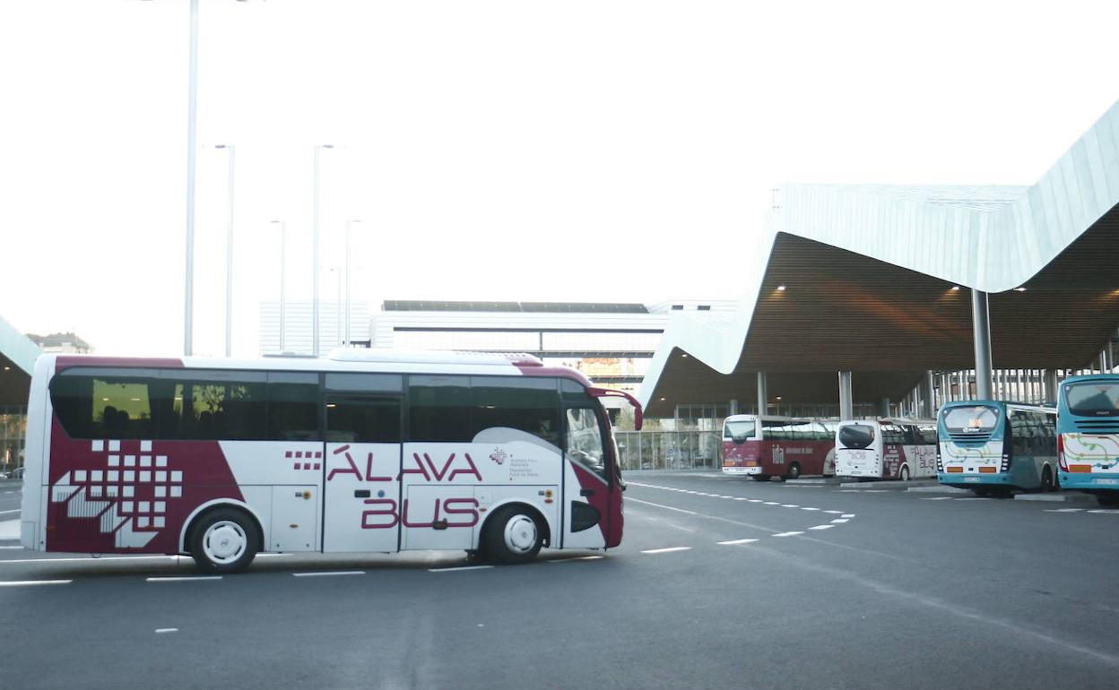 Un autobús interurbano, en la estación de Vitoria.