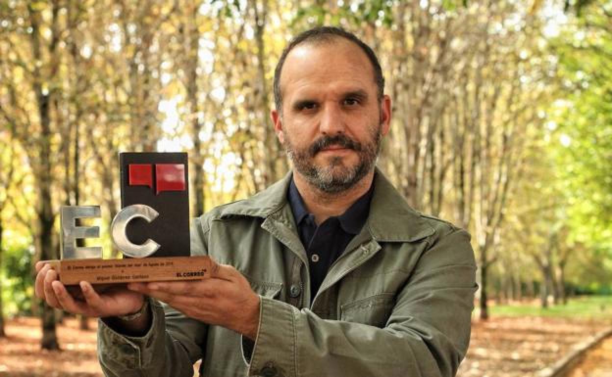 Miguel Gutiérrez Garitano, con el trofeo de EL CORREO que le reconoce como Alavés de agosto.