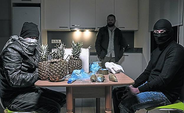 Imagen principal - Arriba: Traficantes de droga ante unas piñas que esconden cocaína en su interior. A la izquierda: Laboratorio clandestino de cocaína, droga cuya entrada en Europa se hace por España. A la derecha: Sicariato. Este hombre enmascarado es un asesino a sueldo. Reconoce que trocea a sus víctimas. 