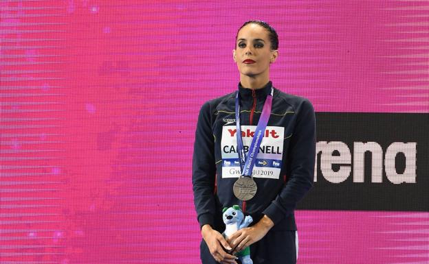 Ona Carbonell, durante la ceremonia de entrega de medallas de los mundiales de natación de Corea.