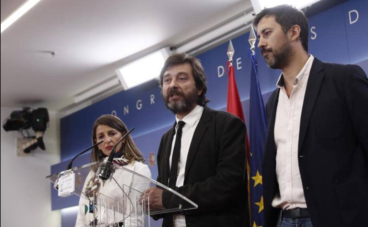 Los dirigentes de Podemos Yolanda Díaz, Rafa Mayoral (c) y Antonio Gómez-Reino Varela.