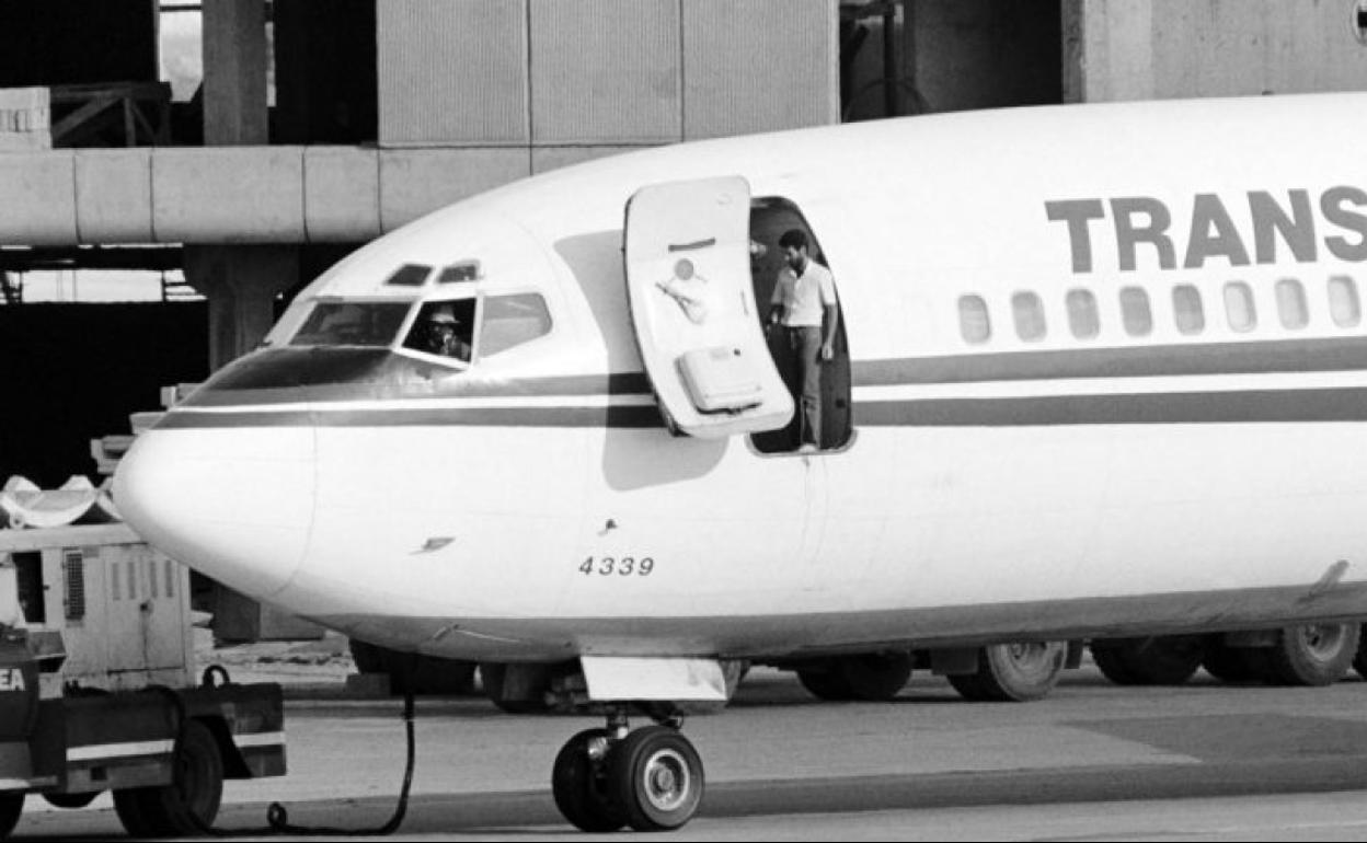 Imagen de archivo del avión de la TWA, secuestrado en 1985, estacionado en el aeropuerto de Beirut. 