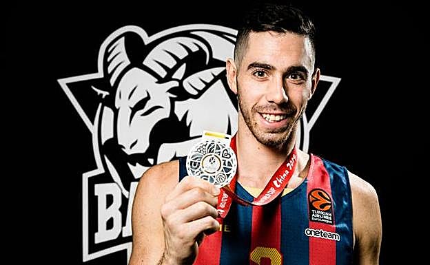 Luca Vildoza, con su medalla en el Buesa Arena durante la matinal de ayer. 