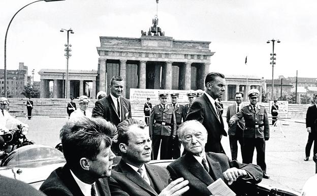 Berlín. La célebre foto de McBride con Kennedy, Brandt y Adenauer ante la puerta de Brandemburgo. 