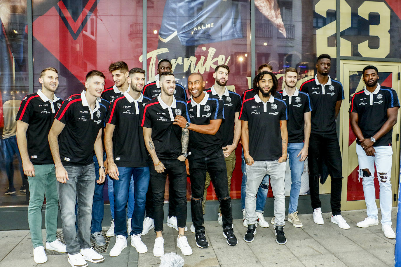 Encuentro con la afición. Los jugadores del Baskonia entraron uno a uno en la sede de General Álava tras saludar a los aficionados. Una vez dentro firmaron autógrafos y jugaron con los más pequeños en una sesión de puro hermanamiento baskonista