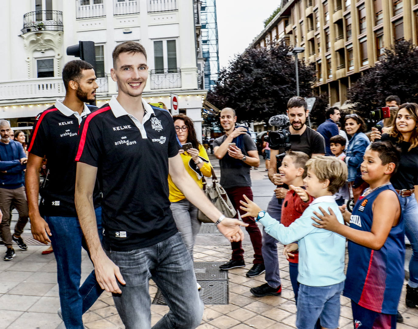 Encuentro con la afición. Los jugadores del Baskonia entraron uno a uno en la sede de General Álava tras saludar a los aficionados. Una vez dentro firmaron autógrafos y jugaron con los más pequeños en una sesión de puro hermanamiento baskonista