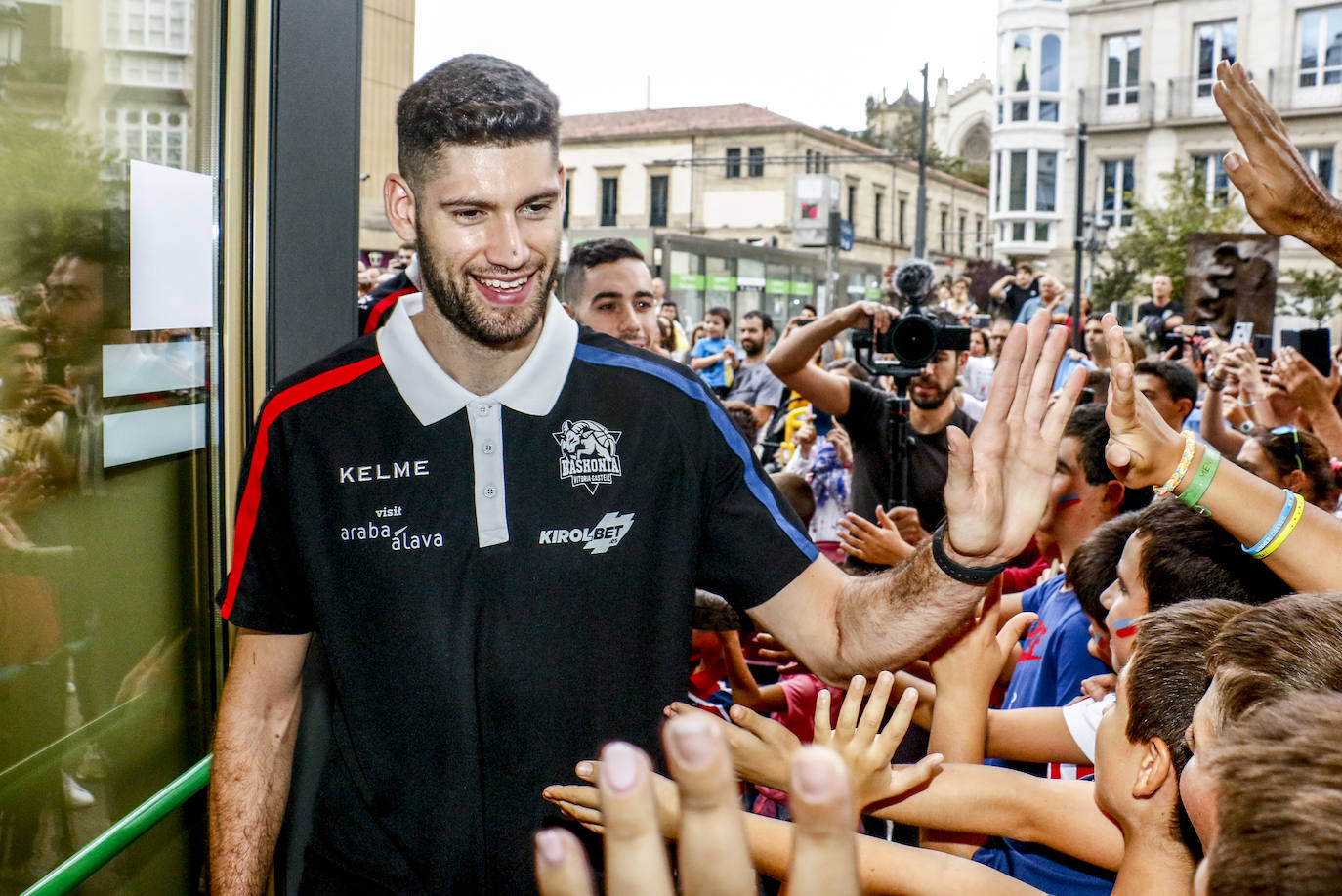 Encuentro con la afición. Los jugadores del Baskonia entraron uno a uno en la sede de General Álava tras saludar a los aficionados. Una vez dentro firmaron autógrafos y jugaron con los más pequeños en una sesión de puro hermanamiento baskonista