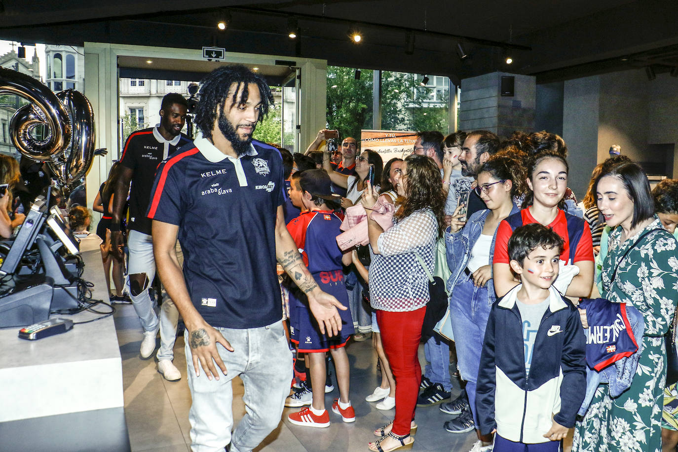 Encuentro con la afición. Los jugadores del Baskonia entraron uno a uno en la sede de General Álava tras saludar a los aficionados. Una vez dentro firmaron autógrafos y jugaron con los más pequeños en una sesión de puro hermanamiento baskonista