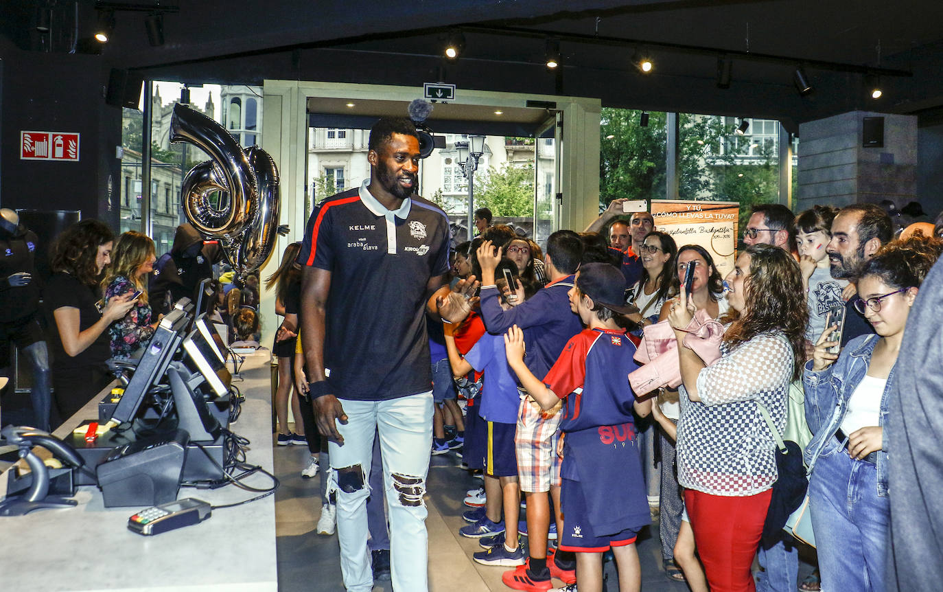 Encuentro con la afición. Los jugadores del Baskonia entraron uno a uno en la sede de General Álava tras saludar a los aficionados. Una vez dentro firmaron autógrafos y jugaron con los más pequeños en una sesión de puro hermanamiento baskonista