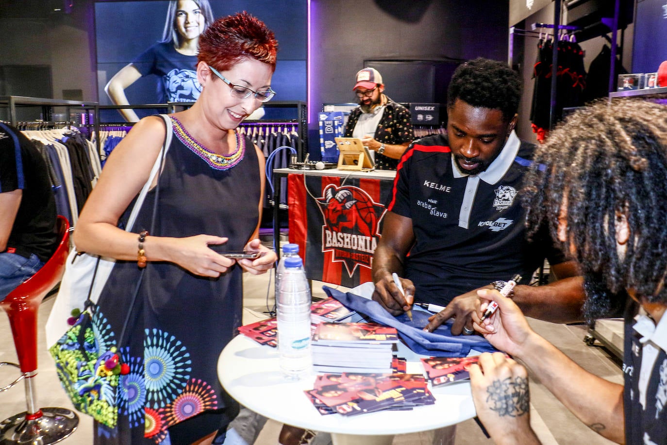 Encuentro con la afición. Los jugadores del Baskonia entraron uno a uno en la sede de General Álava tras saludar a los aficionados. Una vez dentro firmaron autógrafos y jugaron con los más pequeños en una sesión de puro hermanamiento baskonista