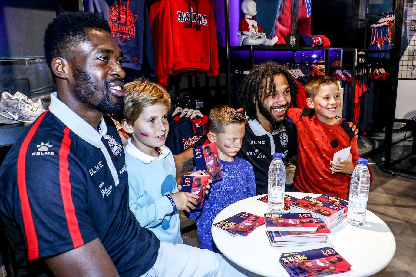 Encuentro con la afición. Los jugadores del Baskonia entraron uno a uno en la sede de General Álava tras saludar a los aficionados. Una vez dentro firmaron autógrafos y jugaron con los más pequeños en una sesión de puro hermanamiento baskonista