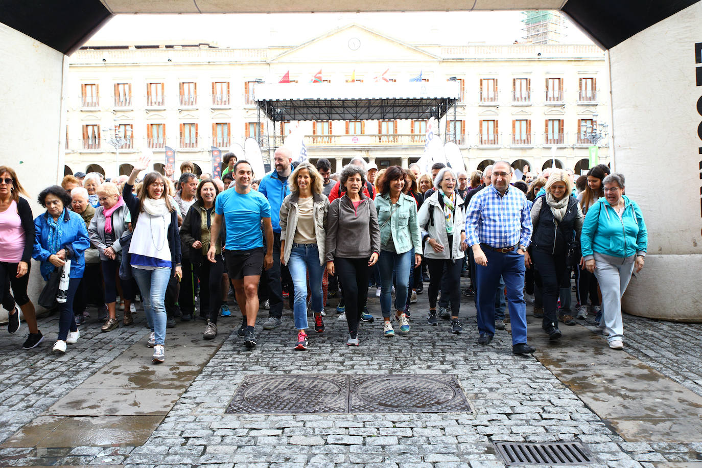 La popular cita ha reunido este año a cerca de dos mil participantes en un recorrido cargado de buen ambiente por el parque de Olárizu. Todo lo recaudado a través de las inscripciones para esta prueba que nació en 2012, coincidiendo con el reinado de Vitoria como 'Green Capital', irá destinado a la agencia de colocación de parados que Cáritas tiene en el barrio de Zaramaga.