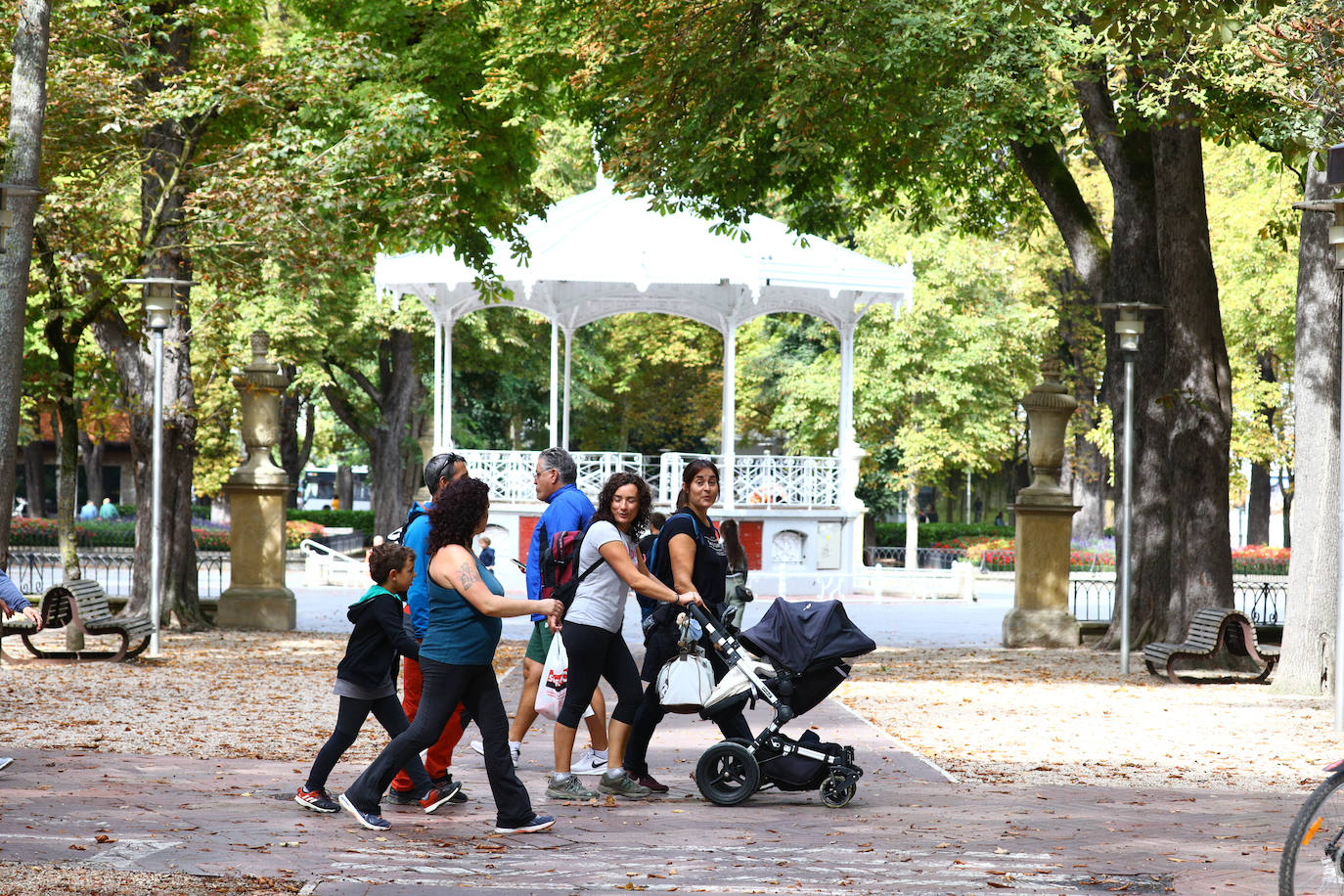 La popular cita ha reunido este año a cerca de dos mil participantes en un recorrido cargado de buen ambiente por el parque de Olárizu. Todo lo recaudado a través de las inscripciones para esta prueba que nació en 2012, coincidiendo con el reinado de Vitoria como 'Green Capital', irá destinado a la agencia de colocación de parados que Cáritas tiene en el barrio de Zaramaga.