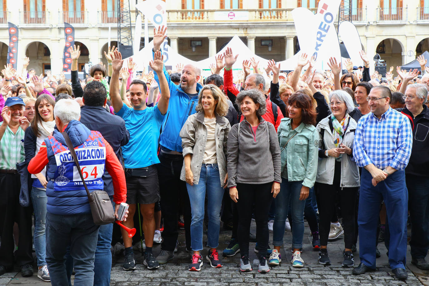 La popular cita ha reunido este año a cerca de dos mil participantes en un recorrido cargado de buen ambiente por el parque de Olárizu. Todo lo recaudado a través de las inscripciones para esta prueba que nació en 2012, coincidiendo con el reinado de Vitoria como 'Green Capital', irá destinado a la agencia de colocación de parados que Cáritas tiene en el barrio de Zaramaga.