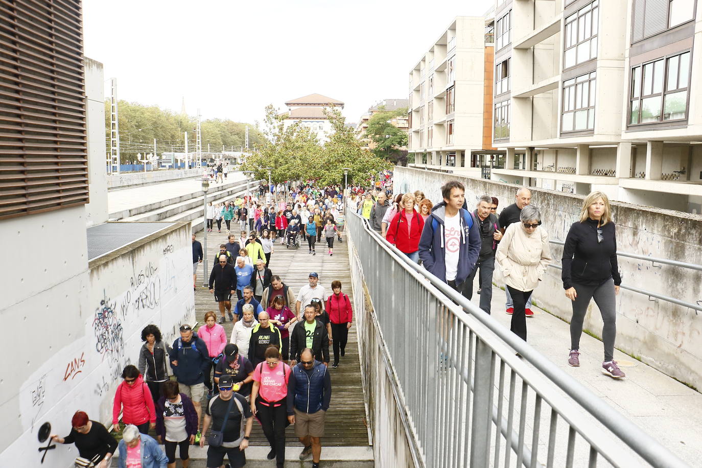 La popular cita ha reunido este año a cerca de dos mil participantes en un recorrido cargado de buen ambiente por el parque de Olárizu. Todo lo recaudado a través de las inscripciones para esta prueba que nació en 2012, coincidiendo con el reinado de Vitoria como 'Green Capital', irá destinado a la agencia de colocación de parados que Cáritas tiene en el barrio de Zaramaga.