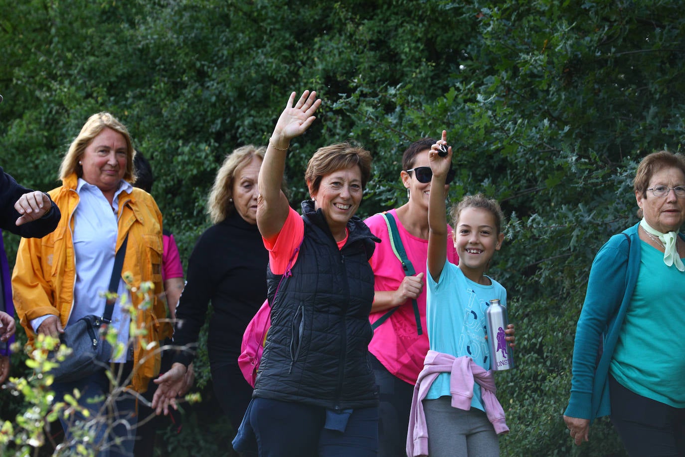 La popular cita ha reunido este año a cerca de dos mil participantes en un recorrido cargado de buen ambiente por el parque de Olárizu. Todo lo recaudado a través de las inscripciones para esta prueba que nació en 2012, coincidiendo con el reinado de Vitoria como 'Green Capital', irá destinado a la agencia de colocación de parados que Cáritas tiene en el barrio de Zaramaga.