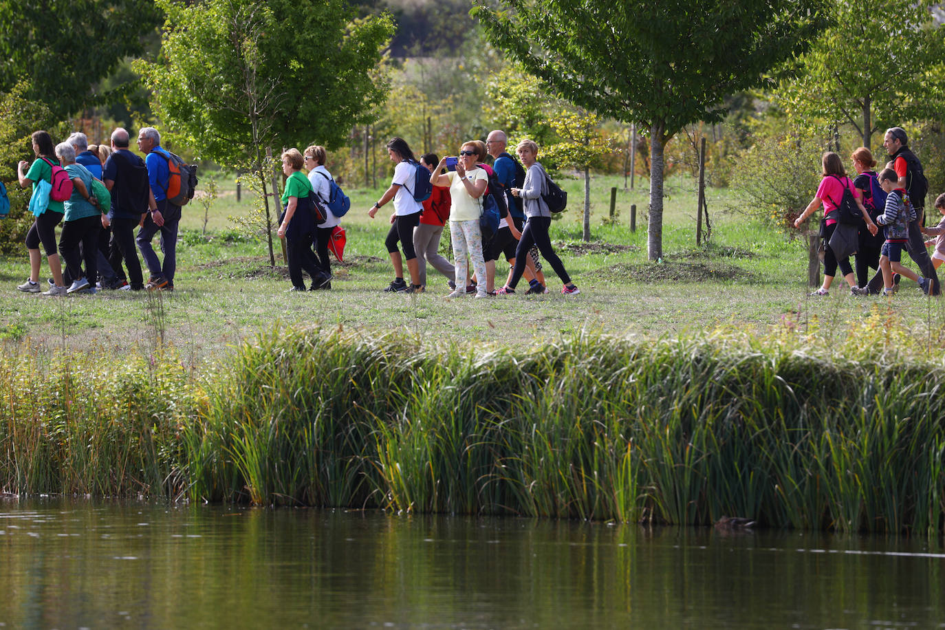 La popular cita ha reunido este año a cerca de dos mil participantes en un recorrido cargado de buen ambiente por el parque de Olárizu. Todo lo recaudado a través de las inscripciones para esta prueba que nació en 2012, coincidiendo con el reinado de Vitoria como 'Green Capital', irá destinado a la agencia de colocación de parados que Cáritas tiene en el barrio de Zaramaga.