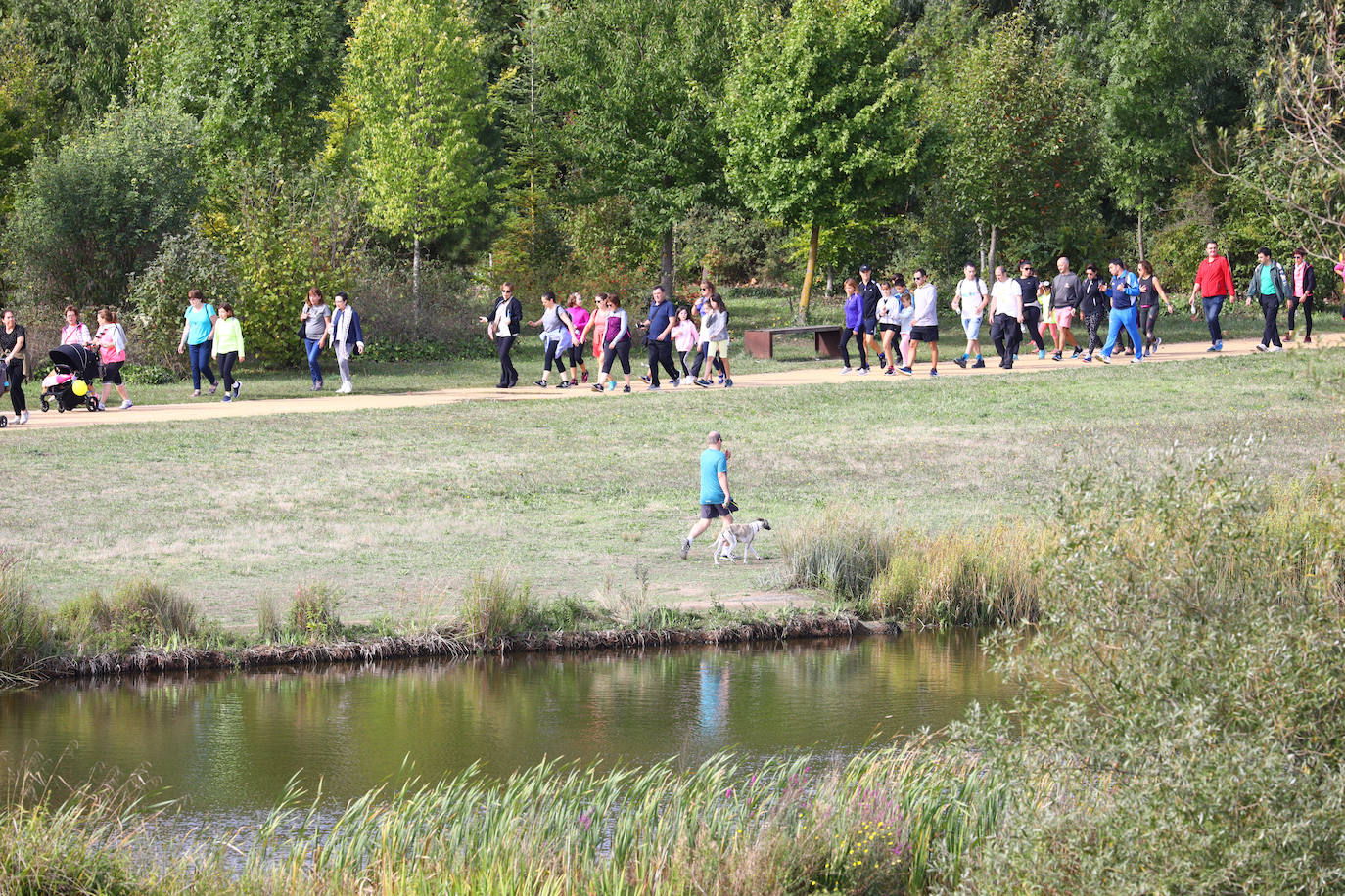 La popular cita ha reunido este año a cerca de dos mil participantes en un recorrido cargado de buen ambiente por el parque de Olárizu. Todo lo recaudado a través de las inscripciones para esta prueba que nació en 2012, coincidiendo con el reinado de Vitoria como 'Green Capital', irá destinado a la agencia de colocación de parados que Cáritas tiene en el barrio de Zaramaga.