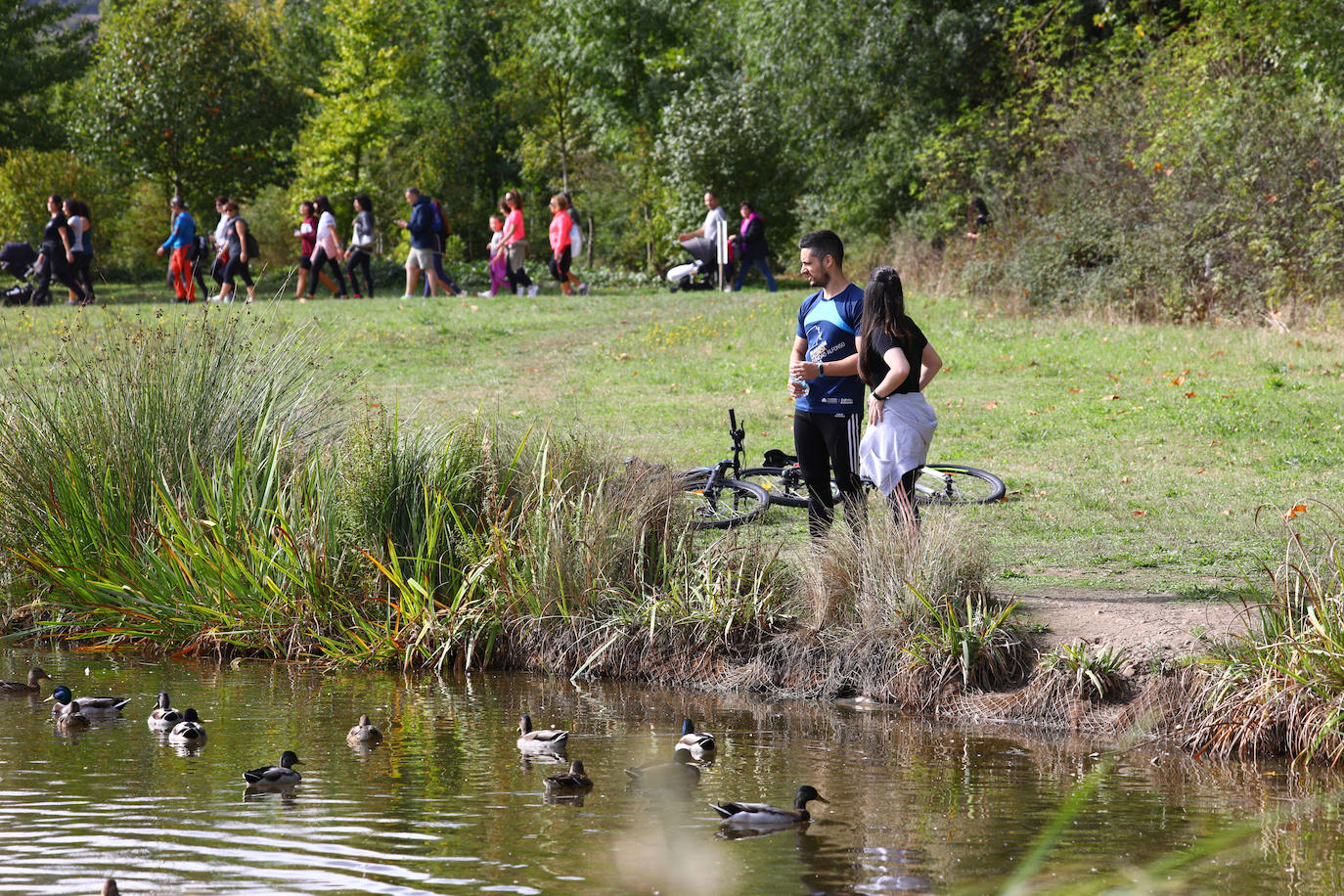 La popular cita ha reunido este año a cerca de dos mil participantes en un recorrido cargado de buen ambiente por el parque de Olárizu. Todo lo recaudado a través de las inscripciones para esta prueba que nació en 2012, coincidiendo con el reinado de Vitoria como 'Green Capital', irá destinado a la agencia de colocación de parados que Cáritas tiene en el barrio de Zaramaga.