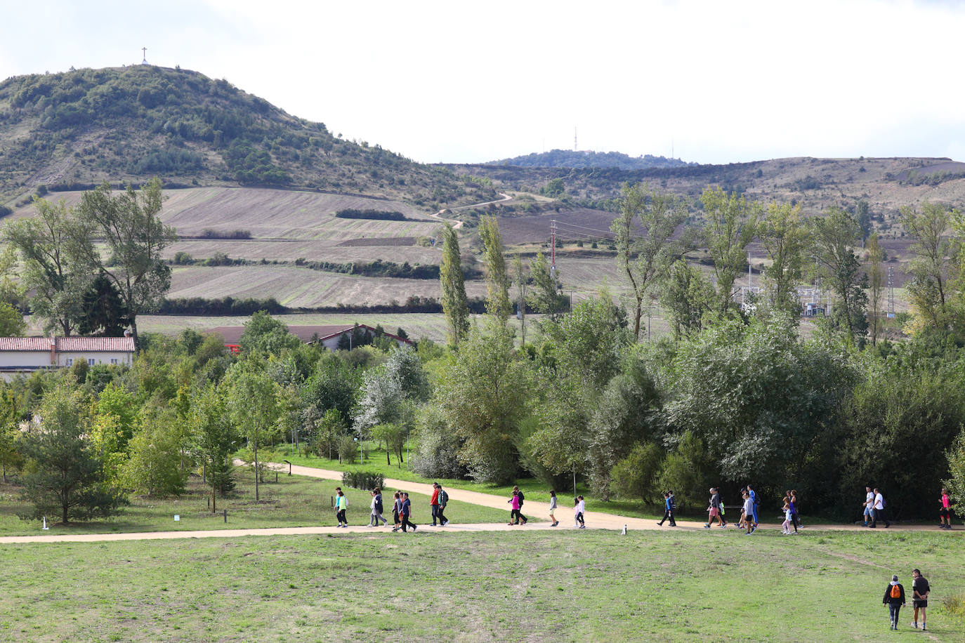 La popular cita ha reunido este año a cerca de dos mil participantes en un recorrido cargado de buen ambiente por el parque de Olárizu. Todo lo recaudado a través de las inscripciones para esta prueba que nació en 2012, coincidiendo con el reinado de Vitoria como 'Green Capital', irá destinado a la agencia de colocación de parados que Cáritas tiene en el barrio de Zaramaga.