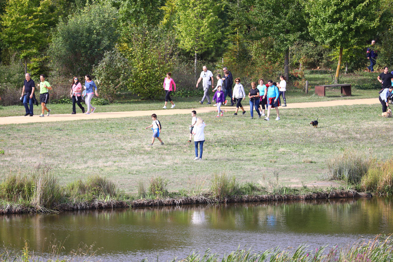 La popular cita ha reunido este año a cerca de dos mil participantes en un recorrido cargado de buen ambiente por el parque de Olárizu. Todo lo recaudado a través de las inscripciones para esta prueba que nació en 2012, coincidiendo con el reinado de Vitoria como 'Green Capital', irá destinado a la agencia de colocación de parados que Cáritas tiene en el barrio de Zaramaga.