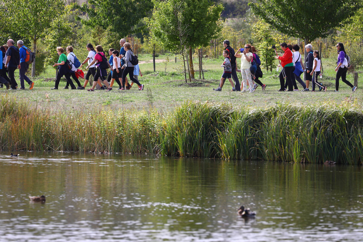 La popular cita ha reunido este año a cerca de dos mil participantes en un recorrido cargado de buen ambiente por el parque de Olárizu. Todo lo recaudado a través de las inscripciones para esta prueba que nació en 2012, coincidiendo con el reinado de Vitoria como 'Green Capital', irá destinado a la agencia de colocación de parados que Cáritas tiene en el barrio de Zaramaga.