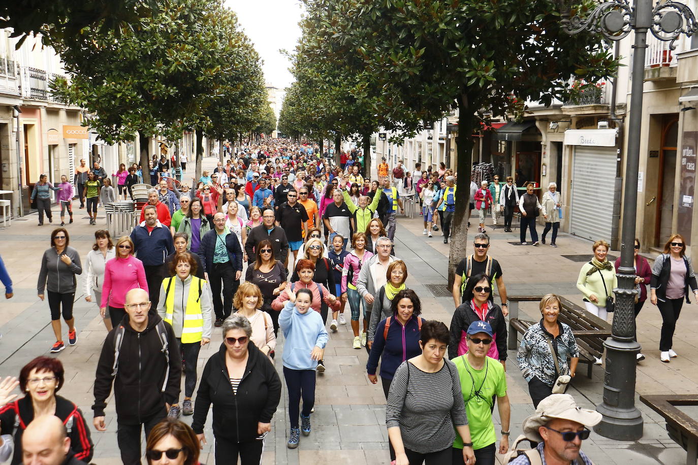 La popular cita ha reunido este año a cerca de dos mil participantes en un recorrido cargado de buen ambiente por el parque de Olárizu. Todo lo recaudado a través de las inscripciones para esta prueba que nació en 2012, coincidiendo con el reinado de Vitoria como 'Green Capital', irá destinado a la agencia de colocación de parados que Cáritas tiene en el barrio de Zaramaga.