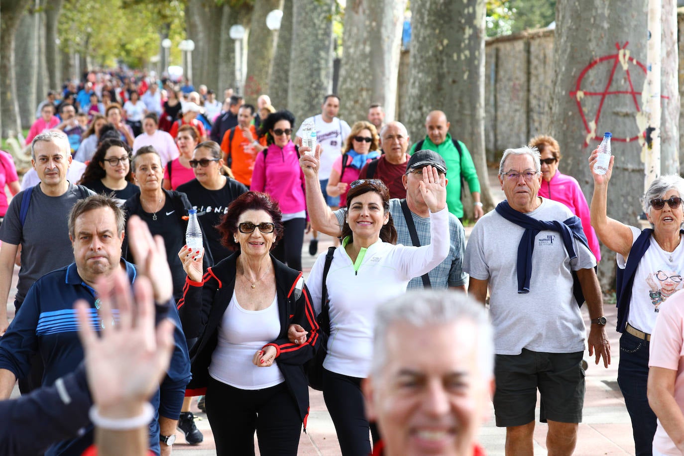 La popular cita ha reunido este año a cerca de dos mil participantes en un recorrido cargado de buen ambiente por el parque de Olárizu. Todo lo recaudado a través de las inscripciones para esta prueba que nació en 2012, coincidiendo con el reinado de Vitoria como 'Green Capital', irá destinado a la agencia de colocación de parados que Cáritas tiene en el barrio de Zaramaga.