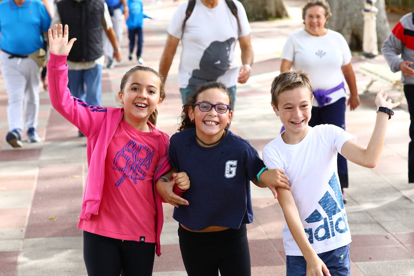 La popular cita ha reunido este año a cerca de dos mil participantes en un recorrido cargado de buen ambiente por el parque de Olárizu. Todo lo recaudado a través de las inscripciones para esta prueba que nació en 2012, coincidiendo con el reinado de Vitoria como 'Green Capital', irá destinado a la agencia de colocación de parados que Cáritas tiene en el barrio de Zaramaga.