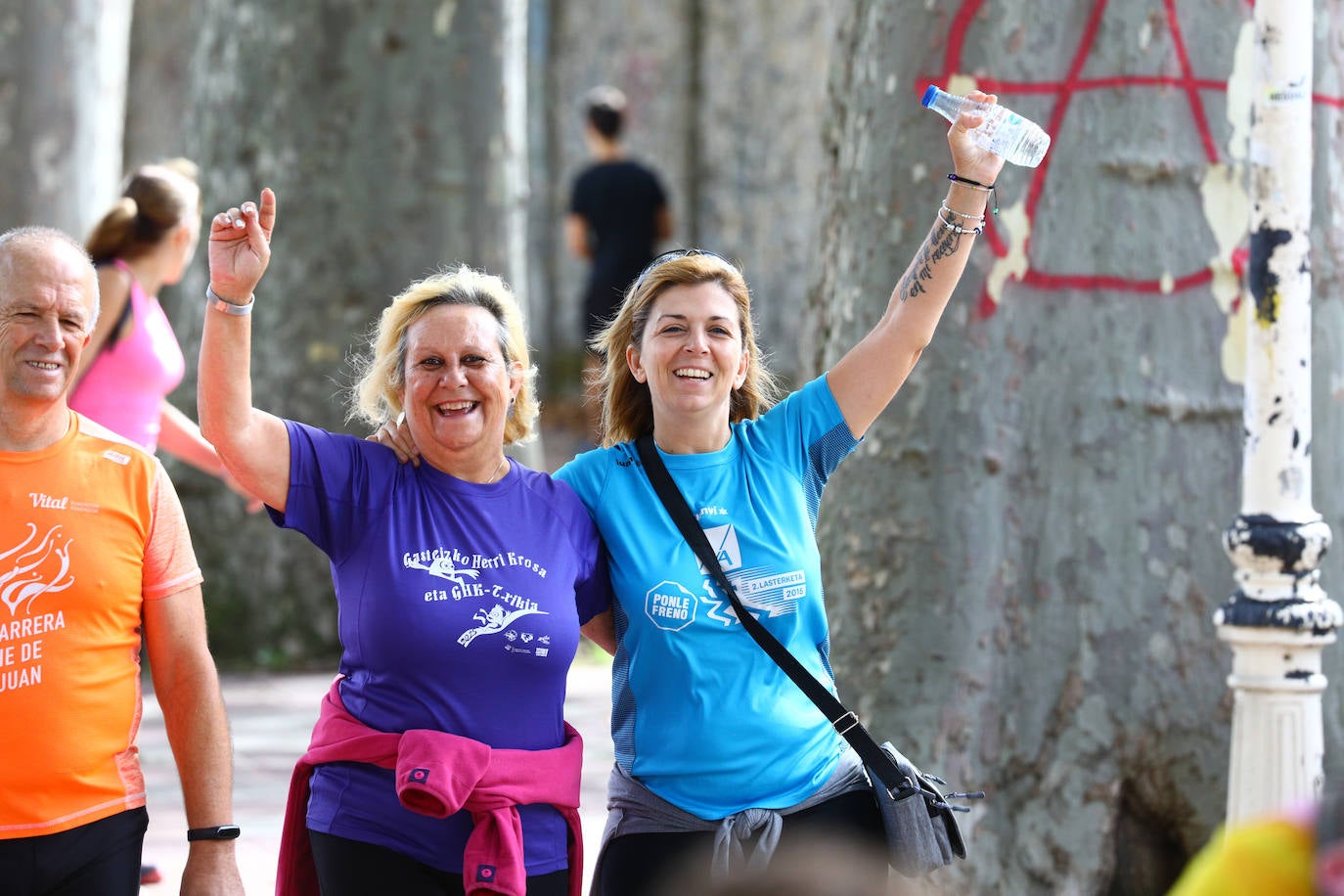 La popular cita ha reunido este año a cerca de dos mil participantes en un recorrido cargado de buen ambiente por el parque de Olárizu. Todo lo recaudado a través de las inscripciones para esta prueba que nació en 2012, coincidiendo con el reinado de Vitoria como 'Green Capital', irá destinado a la agencia de colocación de parados que Cáritas tiene en el barrio de Zaramaga.