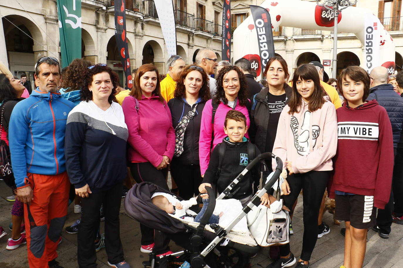 La popular cita ha reunido este año a cerca de dos mil participantes en un recorrido cargado de buen ambiente por el parque de Olárizu. Todo lo recaudado a través de las inscripciones para esta prueba que nació en 2012, coincidiendo con el reinado de Vitoria como 'Green Capital', irá destinado a la agencia de colocación de parados que Cáritas tiene en el barrio de Zaramaga.