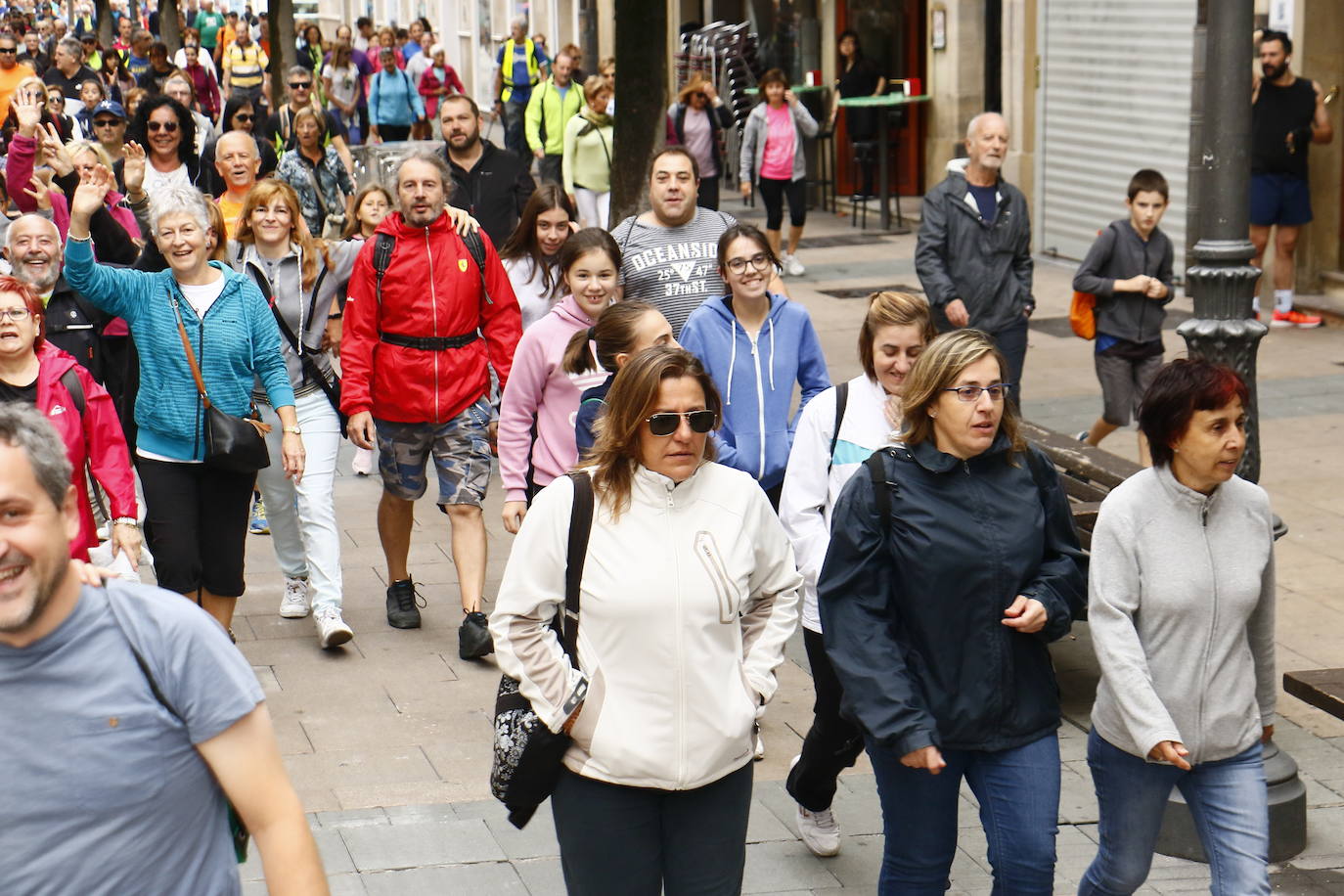 La popular cita ha reunido este año a cerca de dos mil participantes en un recorrido cargado de buen ambiente por el parque de Olárizu. Todo lo recaudado a través de las inscripciones para esta prueba que nació en 2012, coincidiendo con el reinado de Vitoria como 'Green Capital', irá destinado a la agencia de colocación de parados que Cáritas tiene en el barrio de Zaramaga.