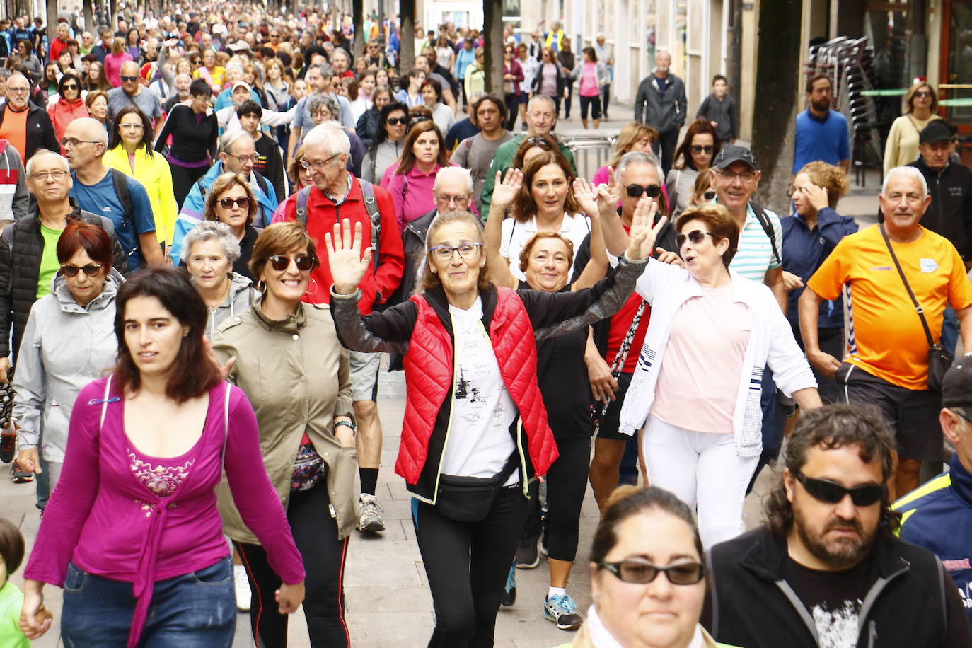 La popular cita ha reunido este año a cerca de dos mil participantes en un recorrido cargado de buen ambiente por el parque de Olárizu. Todo lo recaudado a través de las inscripciones para esta prueba que nació en 2012, coincidiendo con el reinado de Vitoria como 'Green Capital', irá destinado a la agencia de colocación de parados que Cáritas tiene en el barrio de Zaramaga.