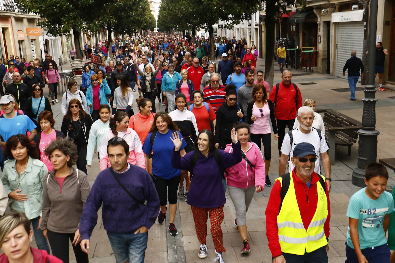 La popular cita ha reunido este año a cerca de dos mil participantes en un recorrido cargado de buen ambiente por el parque de Olárizu. Todo lo recaudado a través de las inscripciones para esta prueba que nació en 2012, coincidiendo con el reinado de Vitoria como 'Green Capital', irá destinado a la agencia de colocación de parados que Cáritas tiene en el barrio de Zaramaga.