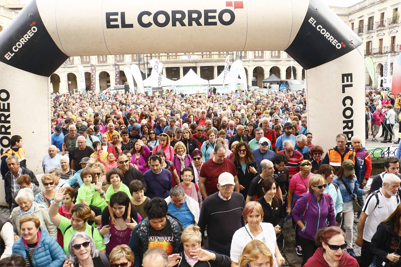 La popular cita ha reunido este año a cerca de dos mil participantes en un recorrido cargado de buen ambiente por el parque de Olárizu. Todo lo recaudado a través de las inscripciones para esta prueba que nació en 2012, coincidiendo con el reinado de Vitoria como 'Green Capital', irá destinado a la agencia de colocación de parados que Cáritas tiene en el barrio de Zaramaga.