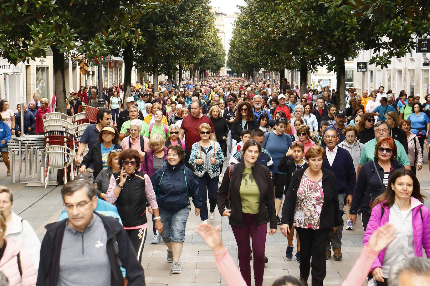 La popular cita ha reunido este año a cerca de dos mil participantes en un recorrido cargado de buen ambiente por el parque de Olárizu. Todo lo recaudado a través de las inscripciones para esta prueba que nació en 2012, coincidiendo con el reinado de Vitoria como 'Green Capital', irá destinado a la agencia de colocación de parados que Cáritas tiene en el barrio de Zaramaga.