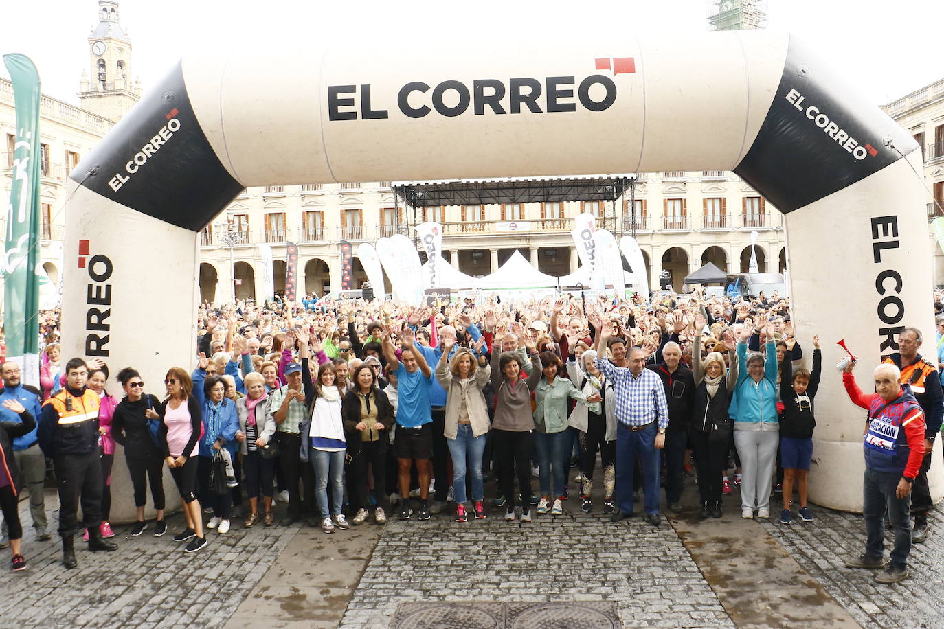 La popular cita ha reunido este año a cerca de dos mil participantes en un recorrido cargado de buen ambiente por el parque de Olárizu. Todo lo recaudado a través de las inscripciones para esta prueba que nació en 2012, coincidiendo con el reinado de Vitoria como 'Green Capital', irá destinado a la agencia de colocación de parados que Cáritas tiene en el barrio de Zaramaga.