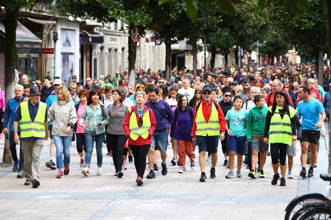 La popular cita ha reunido este año a cerca de dos mil participantes en un recorrido cargado de buen ambiente por el parque de Olárizu. Todo lo recaudado a través de las inscripciones para esta prueba que nació en 2012, coincidiendo con el reinado de Vitoria como 'Green Capital', irá destinado a la agencia de colocación de parados que Cáritas tiene en el barrio de Zaramaga.