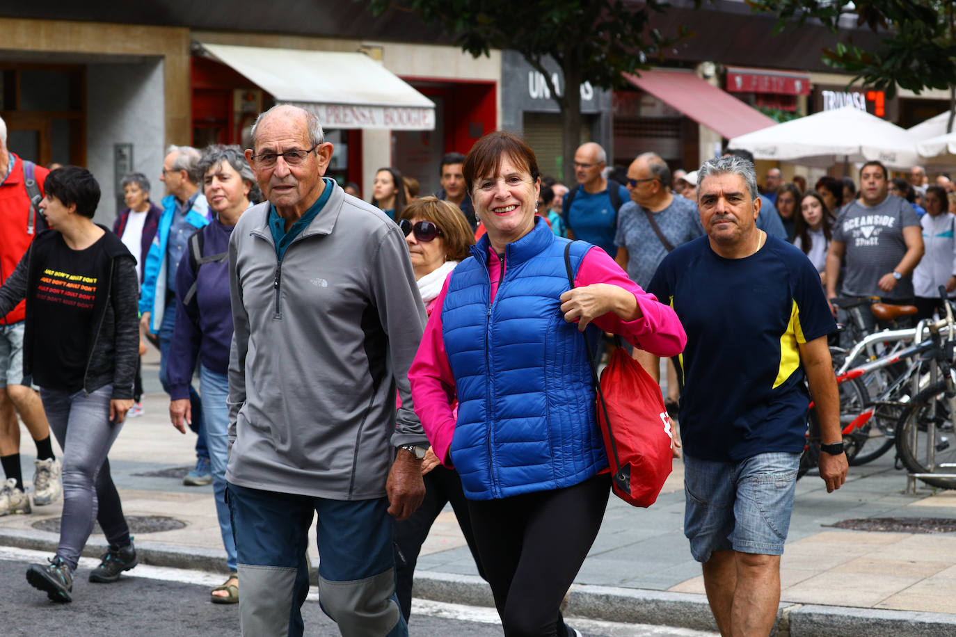 La popular cita ha reunido este año a cerca de dos mil participantes en un recorrido cargado de buen ambiente por el parque de Olárizu. Todo lo recaudado a través de las inscripciones para esta prueba que nació en 2012, coincidiendo con el reinado de Vitoria como 'Green Capital', irá destinado a la agencia de colocación de parados que Cáritas tiene en el barrio de Zaramaga.