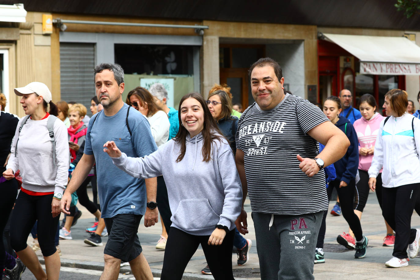 La popular cita ha reunido este año a cerca de dos mil participantes en un recorrido cargado de buen ambiente por el parque de Olárizu. Todo lo recaudado a través de las inscripciones para esta prueba que nació en 2012, coincidiendo con el reinado de Vitoria como 'Green Capital', irá destinado a la agencia de colocación de parados que Cáritas tiene en el barrio de Zaramaga.