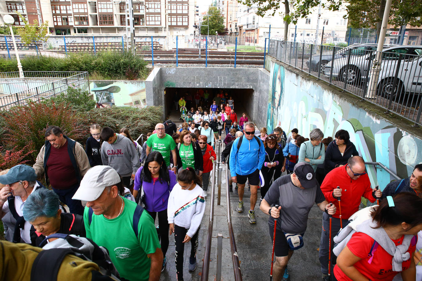 La popular cita ha reunido este año a cerca de dos mil participantes en un recorrido cargado de buen ambiente por el parque de Olárizu. Todo lo recaudado a través de las inscripciones para esta prueba que nació en 2012, coincidiendo con el reinado de Vitoria como 'Green Capital', irá destinado a la agencia de colocación de parados que Cáritas tiene en el barrio de Zaramaga.