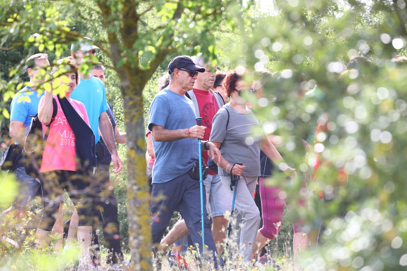 La popular cita ha reunido este año a cerca de dos mil participantes en un recorrido cargado de buen ambiente por el parque de Olárizu. Todo lo recaudado a través de las inscripciones para esta prueba que nació en 2012, coincidiendo con el reinado de Vitoria como 'Green Capital', irá destinado a la agencia de colocación de parados que Cáritas tiene en el barrio de Zaramaga.