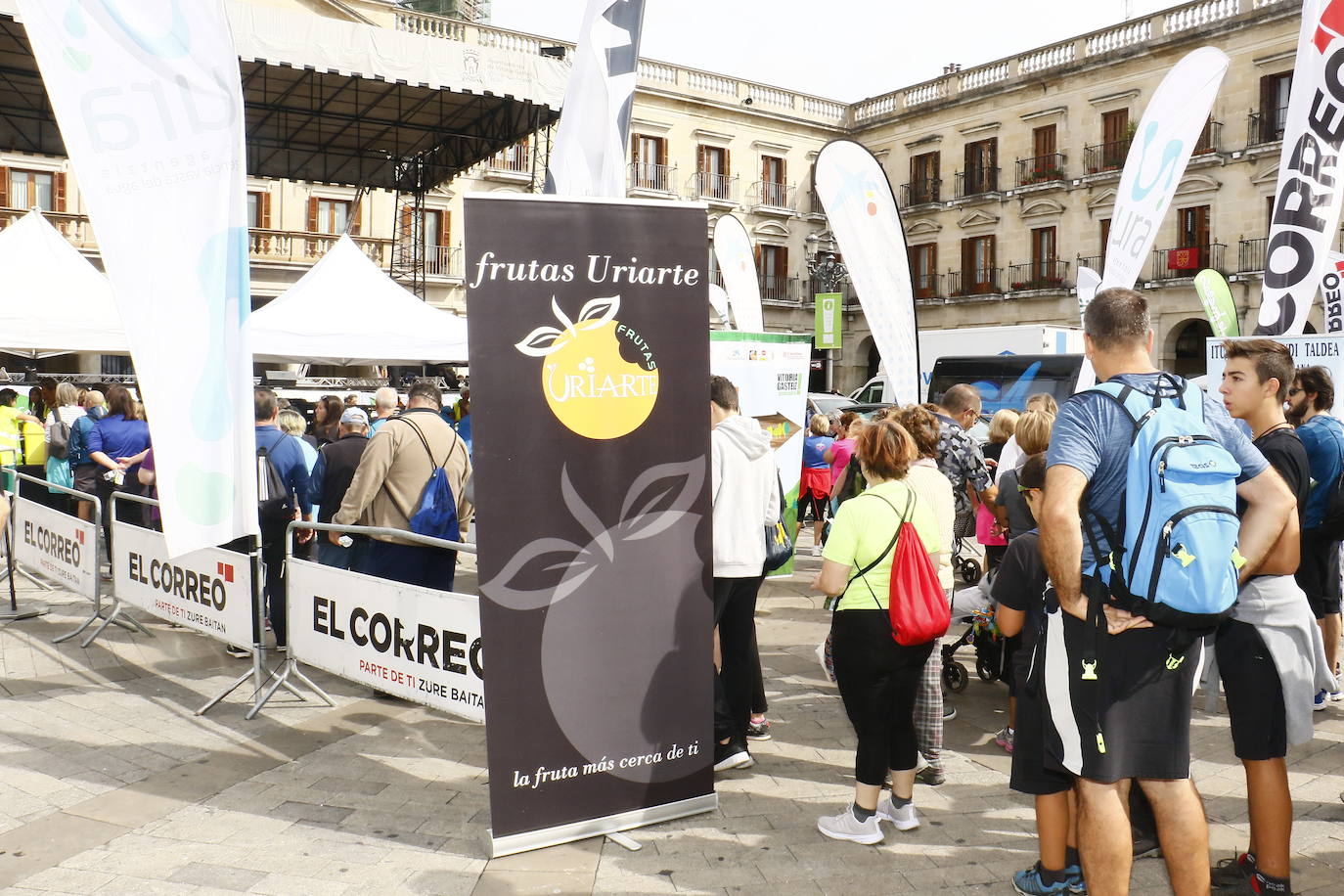 La popular cita ha reunido este año a cerca de dos mil participantes en un recorrido cargado de buen ambiente por el parque de Olárizu. Todo lo recaudado a través de las inscripciones para esta prueba que nació en 2012, coincidiendo con el reinado de Vitoria como 'Green Capital', irá destinado a la agencia de colocación de parados que Cáritas tiene en el barrio de Zaramaga.