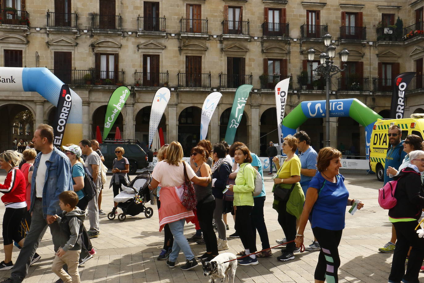 La popular cita ha reunido este año a cerca de dos mil participantes en un recorrido cargado de buen ambiente por el parque de Olárizu. Todo lo recaudado a través de las inscripciones para esta prueba que nació en 2012, coincidiendo con el reinado de Vitoria como 'Green Capital', irá destinado a la agencia de colocación de parados que Cáritas tiene en el barrio de Zaramaga.