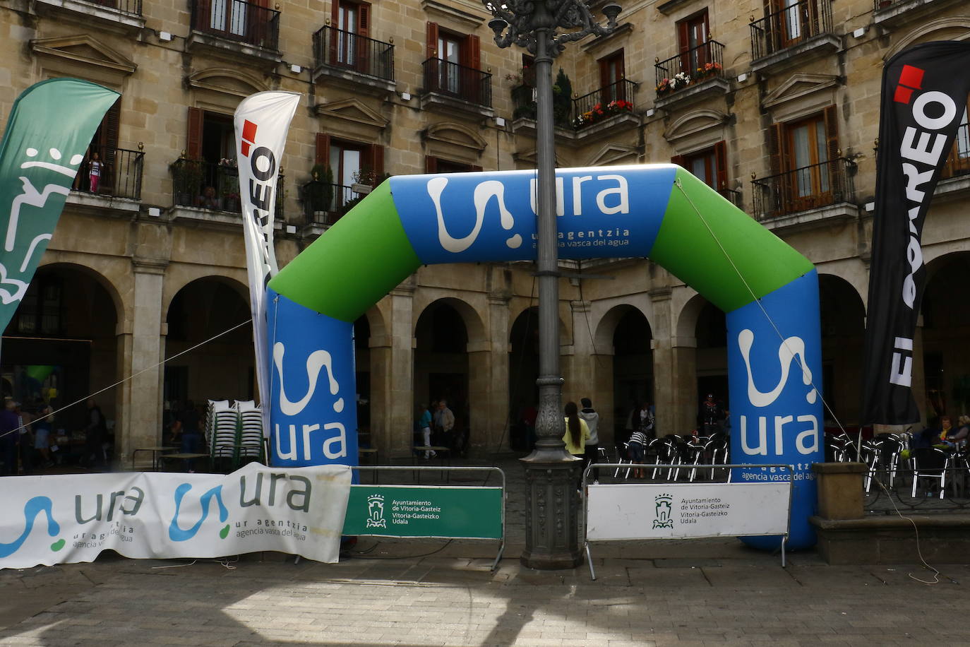 La popular cita ha reunido este año a cerca de dos mil participantes en un recorrido cargado de buen ambiente por el parque de Olárizu. Todo lo recaudado a través de las inscripciones para esta prueba que nació en 2012, coincidiendo con el reinado de Vitoria como 'Green Capital', irá destinado a la agencia de colocación de parados que Cáritas tiene en el barrio de Zaramaga.