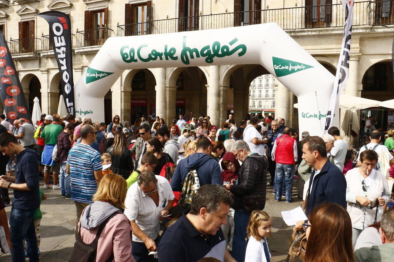 La popular cita ha reunido este año a cerca de dos mil participantes en un recorrido cargado de buen ambiente por el parque de Olárizu. Todo lo recaudado a través de las inscripciones para esta prueba que nació en 2012, coincidiendo con el reinado de Vitoria como 'Green Capital', irá destinado a la agencia de colocación de parados que Cáritas tiene en el barrio de Zaramaga.