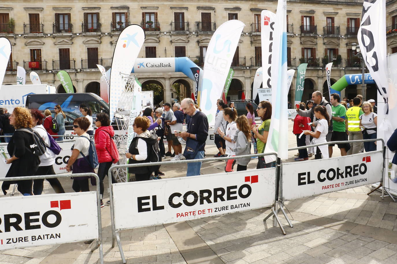 La popular cita ha reunido este año a cerca de dos mil participantes en un recorrido cargado de buen ambiente por el parque de Olárizu. Todo lo recaudado a través de las inscripciones para esta prueba que nació en 2012, coincidiendo con el reinado de Vitoria como 'Green Capital', irá destinado a la agencia de colocación de parados que Cáritas tiene en el barrio de Zaramaga.