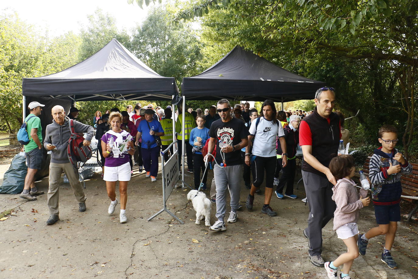 La popular cita ha reunido este año a cerca de dos mil participantes en un recorrido cargado de buen ambiente por el parque de Olárizu. Todo lo recaudado a través de las inscripciones para esta prueba que nació en 2012, coincidiendo con el reinado de Vitoria como 'Green Capital', irá destinado a la agencia de colocación de parados que Cáritas tiene en el barrio de Zaramaga.