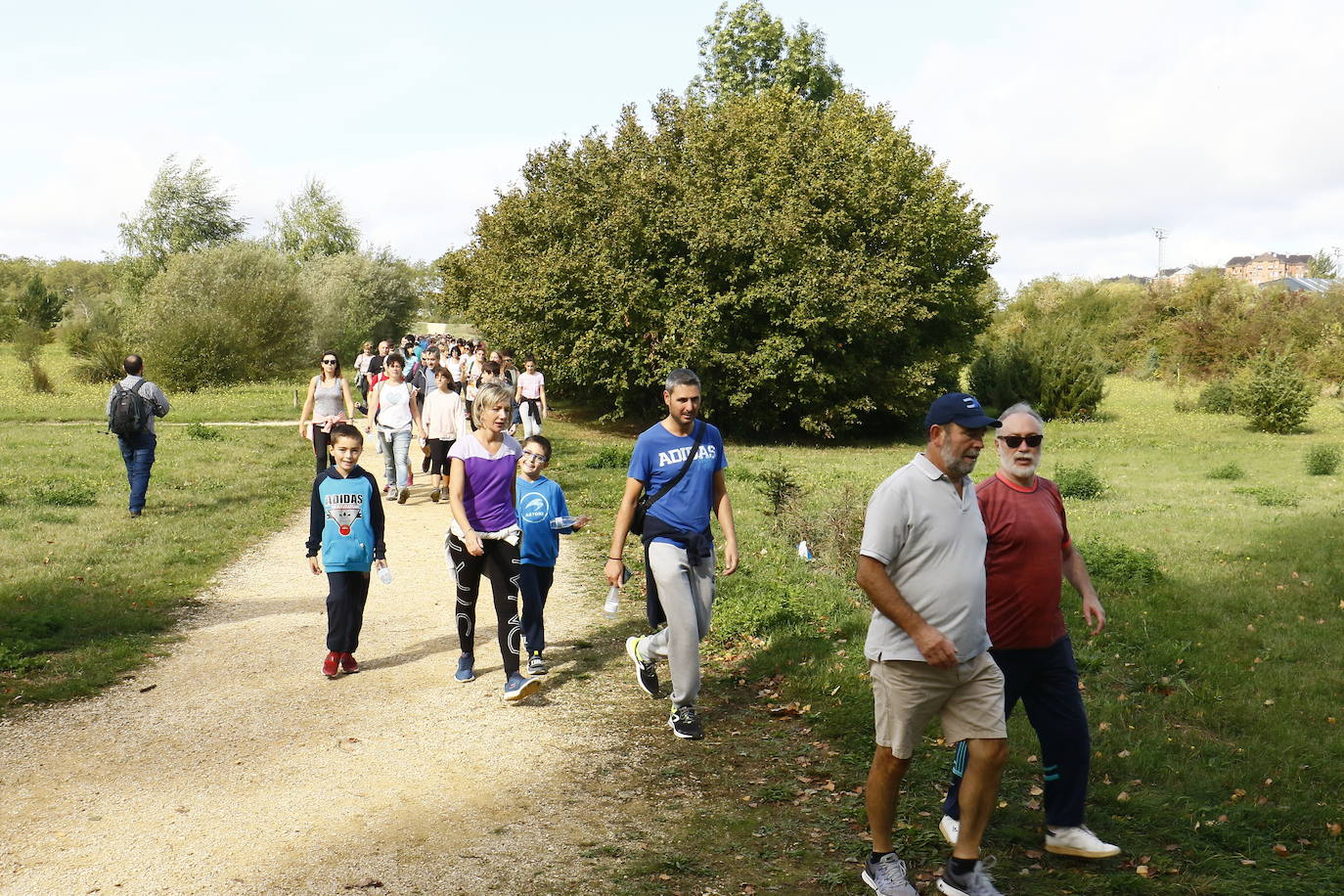 La popular cita ha reunido este año a cerca de dos mil participantes en un recorrido cargado de buen ambiente por el parque de Olárizu. Todo lo recaudado a través de las inscripciones para esta prueba que nació en 2012, coincidiendo con el reinado de Vitoria como 'Green Capital', irá destinado a la agencia de colocación de parados que Cáritas tiene en el barrio de Zaramaga.