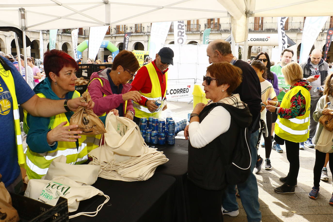 La popular cita ha reunido este año a cerca de dos mil participantes en un recorrido cargado de buen ambiente por el parque de Olárizu. Todo lo recaudado a través de las inscripciones para esta prueba que nació en 2012, coincidiendo con el reinado de Vitoria como 'Green Capital', irá destinado a la agencia de colocación de parados que Cáritas tiene en el barrio de Zaramaga.